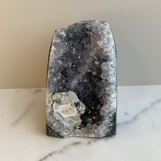 Amethist Cutbase met Calciet
